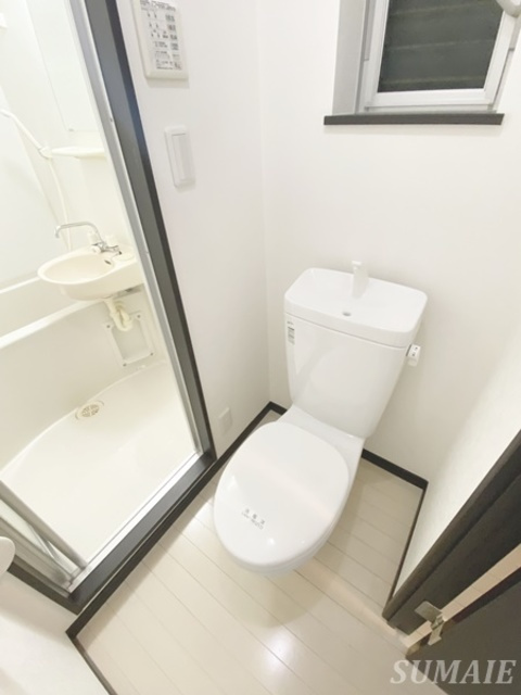 マーチ田端のトイレ|窓のあるトイレです