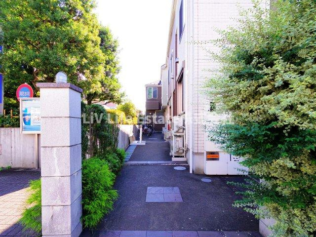 小平市花小金井１丁目のアパートのエントランス