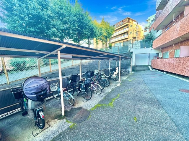 シャンボール第２妙蓮寺の駐輪場|自転車のある暮らしにうれしい、駐輪場完備