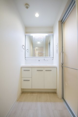 クレッセント目白の洗面所|クレッセント目白：三面鏡が付いた収納力もある洗面化粧台です！