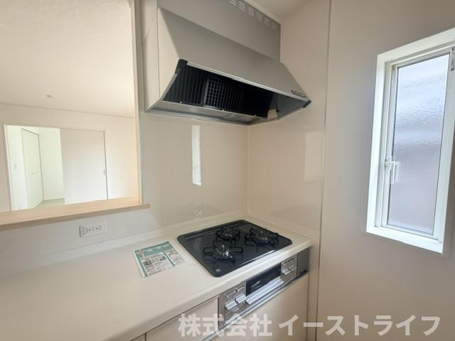 【新築戸建】　いわき市内郷高坂町第11のキッチン|７号棟写真　ガス火3口、魚焼きグリル、調味用入れがついています！