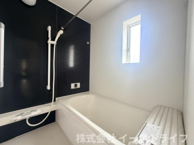 【新築戸建】　いわき市内郷高坂町第11の浴室|７号棟写真　リラックスできる雰囲気の浴室です。洗い場が広々としています。浴槽も広いので、１日の疲れが癒されるホッとする空間になりそうです。