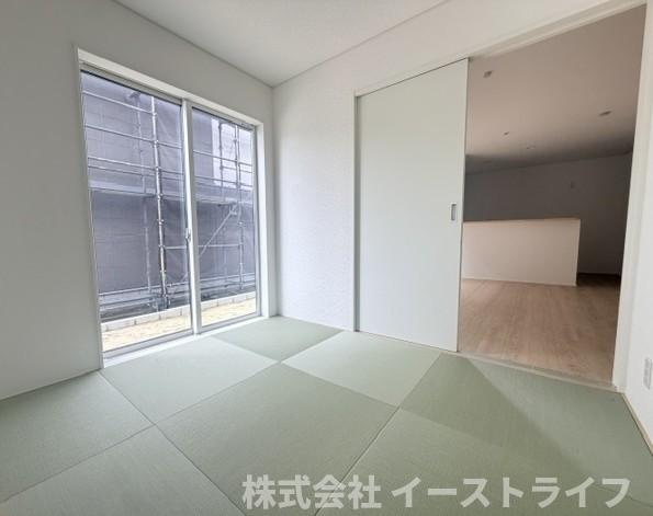 【新築戸建】　いわき市内郷高坂町第11の和室|７号棟写真　リビングからの続き和室は、小さなお子様がいるご家庭ではキッズスペースやおむつ替えスペース、そしてお昼寝スペースなどにも重宝します。