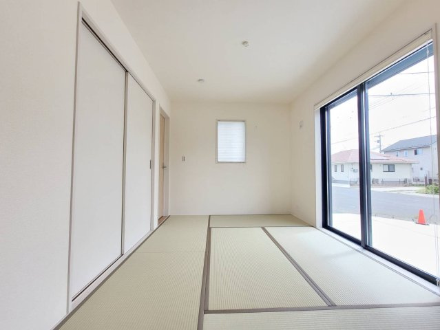 【LiveleGarden】栃木市都賀町升塚第２の和室|〇1階 和室６帖〇
畳のぬくもりに包まれる、心安らぐ和室空間。昼寝も来客も、ほっと一息つける場所として、暮らしに癒しを添えてくれます。
※2026年9月撮影