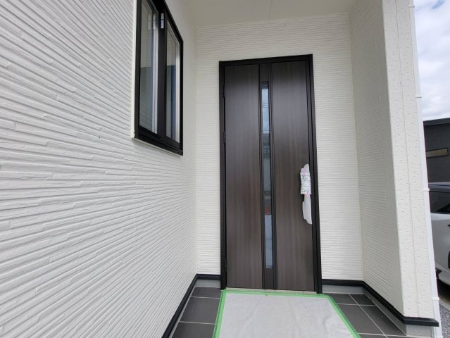 【LiveleGarden】栃木市都賀町升塚第２の玄関|〇玄関ポーチ〇
お子さまのいるご家庭にも安心！
モニター付きインターホンで、誰が来たかすぐにわかるから、毎日の暮らしがもっと安全になります。
※2026年9月撮影