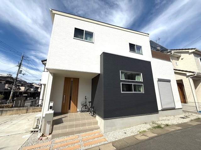 大和高田市東中2丁目　中古戸建の外観|白と黒のコントラストが映える、現代的なデザインの外観。