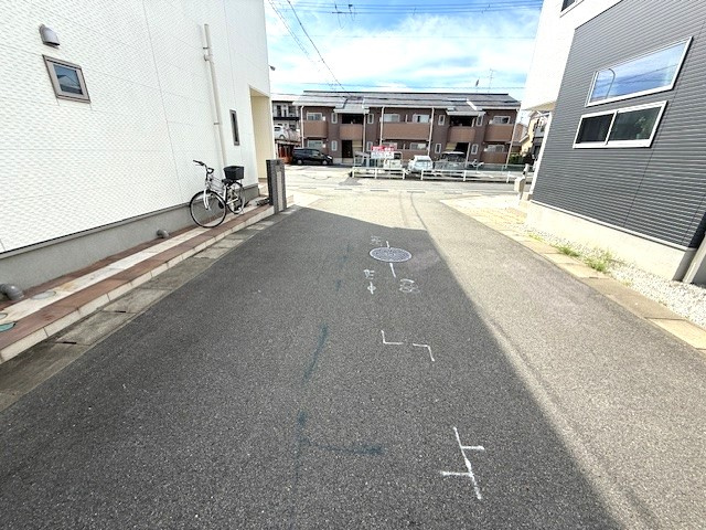 大和高田市東中2丁目　中古戸建の前面道路含む現地写真