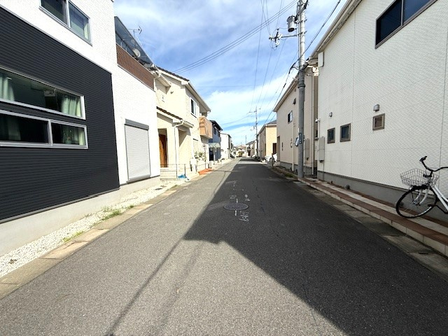 大和高田市東中2丁目　中古戸建の前面道路含む現地写真