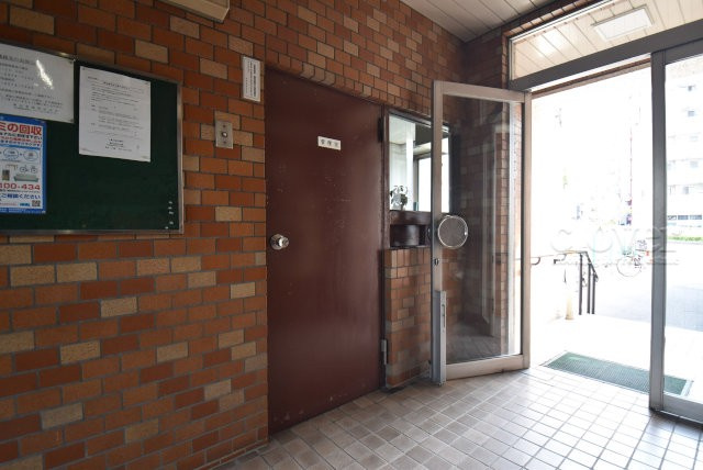 【受付】 | パレスサンセイ | 管理人さんが勤務する管理室です。マンションに出入りする人たちを見守り、注意を払ってくれています。～即日のご見学可能～　お問合せはお気軽にどうぞ。
