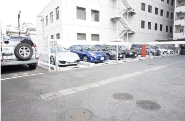 フォルム四谷外苑東の駐車場