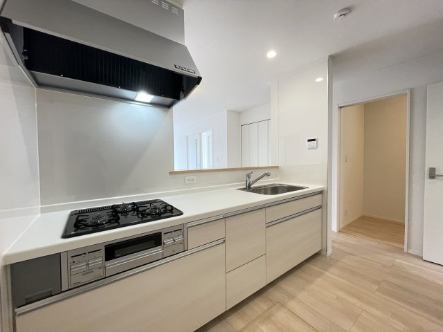CRADLE GARDEN小牧市藤島第1｜名古屋市の戸建ならホームアップのキッチン|【売主施工例】リビングで遊ぶお子様の様子を見守りながら、安心してお料理。家族との会話も弾む、幸せなキッチン時間です。