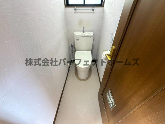 中神田町戸建　賃貸のトイレ|落ち着いた色調のトイレです