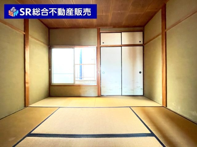 末広町中古戸建の寝室|3F　6.0帖。バルコニーに面した明るい和室です！