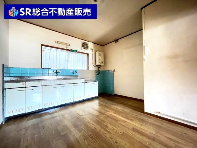 末広町中古戸建のキッチン|弊社は中古戸建のご紹介、その後のリフォームのご提案、
賃貸物件のご紹介、すべてご対応可能です。
お客様にあったプランをご提案致します。
まずはお問合せ下さいませ。