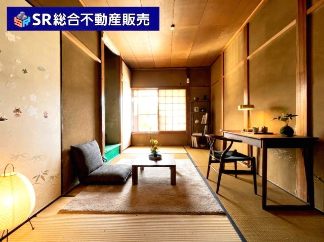 末広町中古戸建の居間・リビング|2F　5.8帖。ご家族と毎日顔を合わせられる造りでゆったりとお過ごしいただける空間です！（インテリアはAIイメージ）