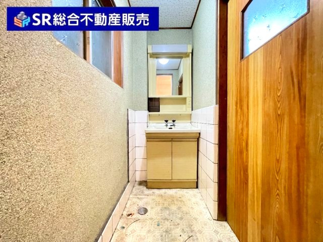 末広町中古戸建の脱衣所|洗面化粧台で朝の身支度に便利です！