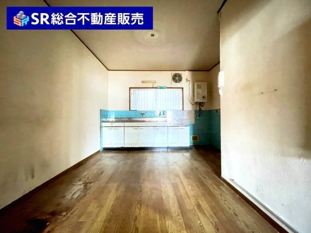 末広町中古戸建のキッチン|ダイニングテーブルも置けるスペースがございます！