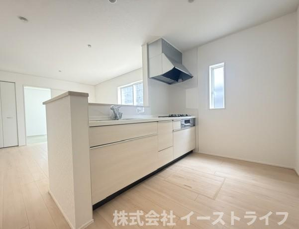 【新築戸建】　いわき市内郷高坂町第11のキッチン|同社施工写真　浄水器一体型水栓です◎対面式キッチンなので、リビングルームにいるご家族の様子を見ながら調理ができ、小さなお子様がいるご家庭でも安心です。