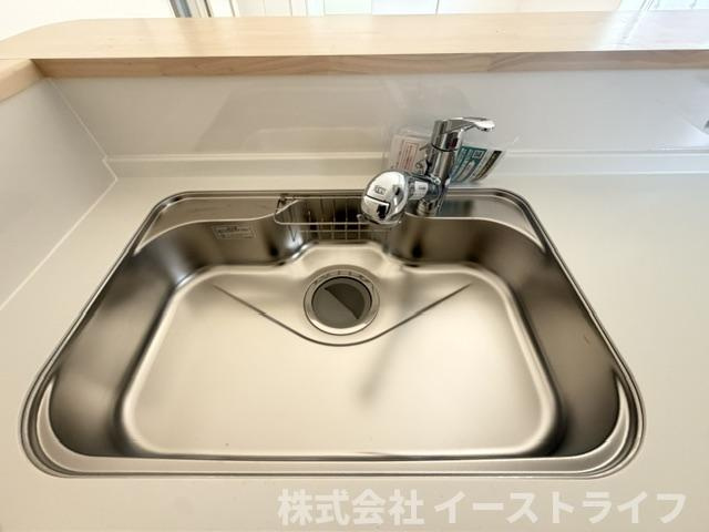 【新築戸建】　いわき市内郷高坂町第11のキッチン|同社施工写真　ガス火3口、魚焼きグリル、調味用入れがついています！