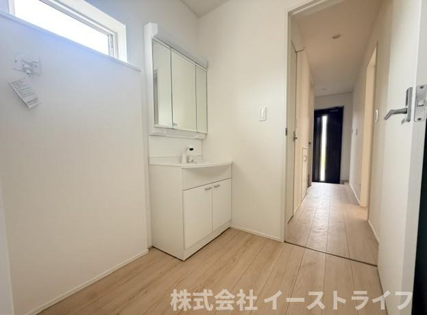 【新築戸建】　いわき市内郷高坂町第11の独立洗面台|同社施工写真　朝の身支度に便利な独立洗面台です。3面鏡で鏡の裏には収納スペースがあり、小物などをすっきり片づけることができます。