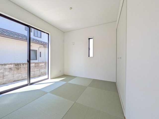 【新築戸建】　いわき市内郷高坂町第11の和室|同社施工写真　リビングからの続き和室は、小さなお子様がいるご家庭ではキッズスペースやおむつ替えスペース、そしてお昼寝スペースなどにも重宝します。
