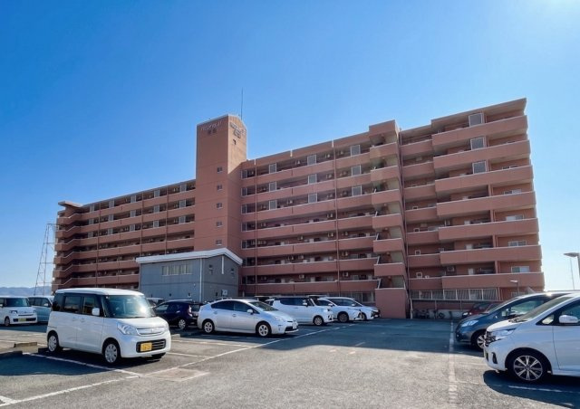 スプラウトマンション須惠の外観|シンプルながら、こだわりを感じる外観です☆
