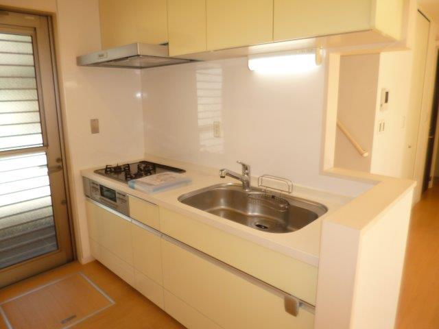 倉敷市茶屋町の一戸建てのキッチン|３口ガスコンロ付システムキッチン