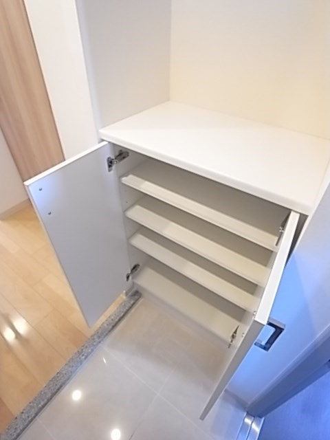 尼崎市杭瀬本町１丁目の賃貸マンションの収納