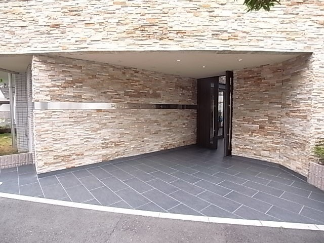 尼崎市杭瀬本町１丁目の賃貸マンションのエントランス