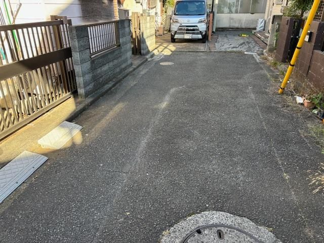  鶴ヶ島市下新田　中古売戸建の前面道路含む現地写真