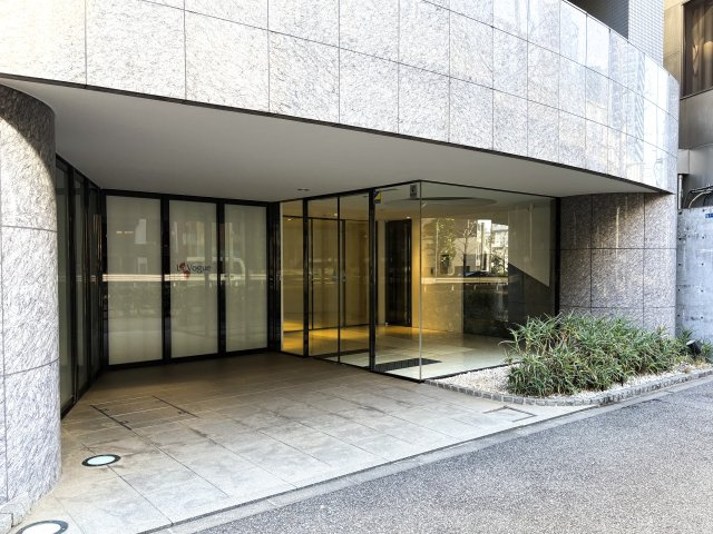 ラヴォーグ南青山のエントランス|「表参道」駅徒歩１１分！ペット飼育可能な平成１５年築の耐震基準適合マンション、ラヴォーグ南青山は即日現地案内可能となっておりますので、お気軽にお問い合わせください！