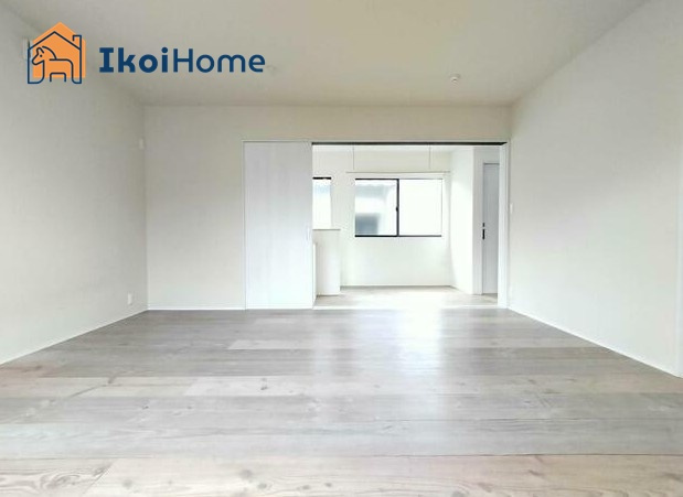 明石市大久保町福田３丁目　中古戸建の居間・リビング|●年中無休：当日予約可●約20.5帖の広々としたLDKは3面採光で明るい団らんスペースになっています。