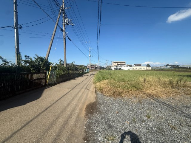 【前面道路含む現地写真】 | 結城市大字小田林　５台以上駐車可能　4LDK