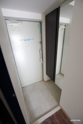 ファーストフィオーレ江坂レガリス　仲介手数料無料の玄関