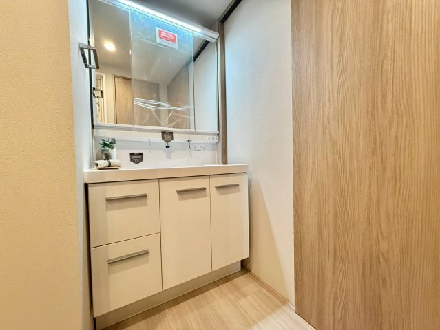 ローヤルシティ鴨居2番館の独立洗面台|清潔感のあるプライベート空間は、身だしなみチェックやお肌のお手入れに最適です。

現地ご見学希望・資料請求などお気軽にお問い合わせ下さい！
03-5990-5201