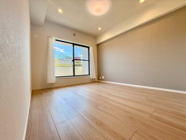 ローヤルシティ鴨居2番館の洋室|各部屋に窓を設置！明るい日差しが降り注ぐ心地よい室内は、日々の暮らしに安らぎを与えてくれます。

現地ご見学希望・資料請求などお気軽にお問い合わせ下さい！
03-5990-5201