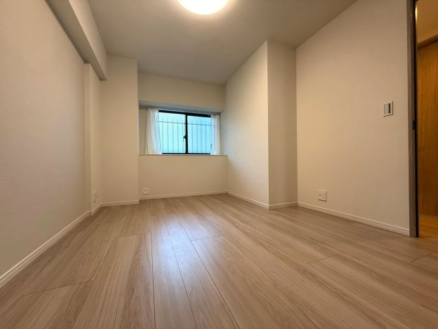 ローヤルシティ鴨居2番館の洋室|アクセントクロスを使うことにより、お部屋の雰囲気が明るくなります！印象がガラっと変わりますね。

現地ご見学希望・資料請求などお気軽にお問い合わせ下さい！
03-5990-5201