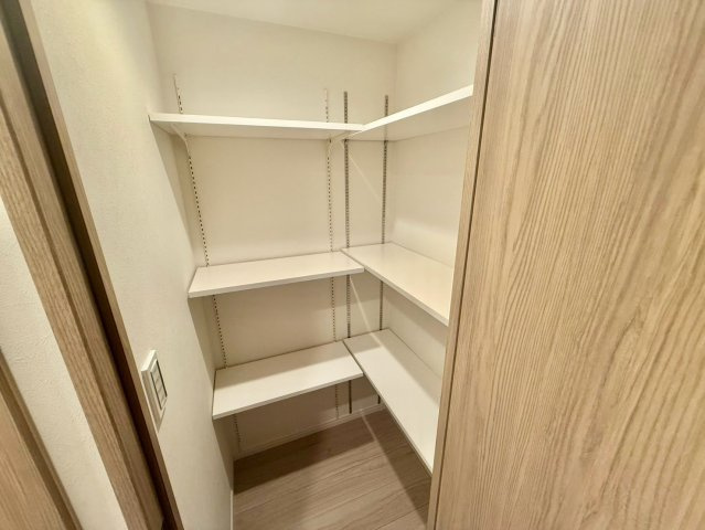 ローヤルシティ鴨居2番館の収納|充分な収納スペースを確保。居室内に余計な家具を置く必要がないため、シンプルでスッキリとした暮らしが実現できます。

現地ご見学希望・資料請求などお気軽にお問い合わせ下さい！
03-5990-5201