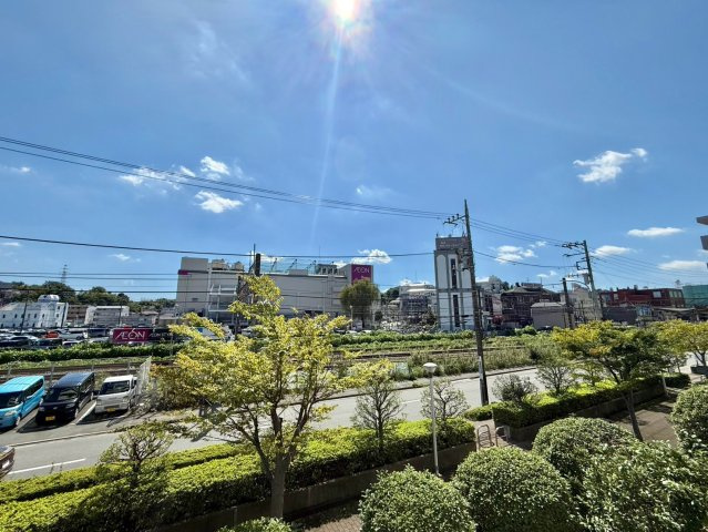ローヤルシティ鴨居2番館の展望|大きな空に包まれて、太陽の光をたっぷりと浴びながら過ごす毎日は、自然と家族の笑顔で溢れます。

現地ご見学希望・資料請求などお気軽にお問い合わせ下さい！
03-5990-5201