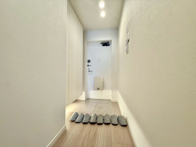 ローヤルシティ鴨居2番館の玄関|玄関横にはシューズボックスがついているため、片付いた玄関がキープできます！

現地ご見学希望・資料請求などお気軽にお問い合わせ下さい！
03-5990-5201