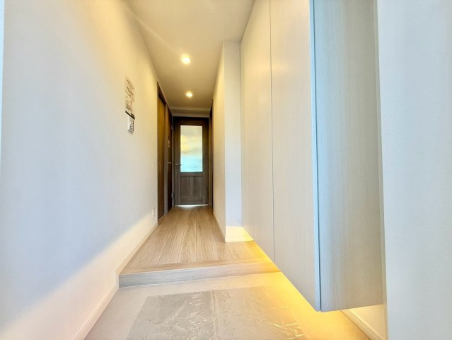 ローヤルシティ鴨居2番館の玄関|住む人や訪れる人を心地よく迎え入れてくれる玄関エントランス。ゆとりを感じさせる明るい空間を演出！

現地ご見学希望・資料請求などお気軽にお問い合わせ下さい！
03-5990-5201