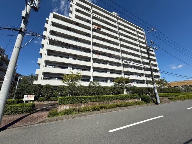 ローヤルシティ鴨居2番館の外観|重厚感に溢れた、気品ある邸宅です。

現地ご見学希望・資料請求などお気軽にお問い合わせ下さい！
03-5990-5201