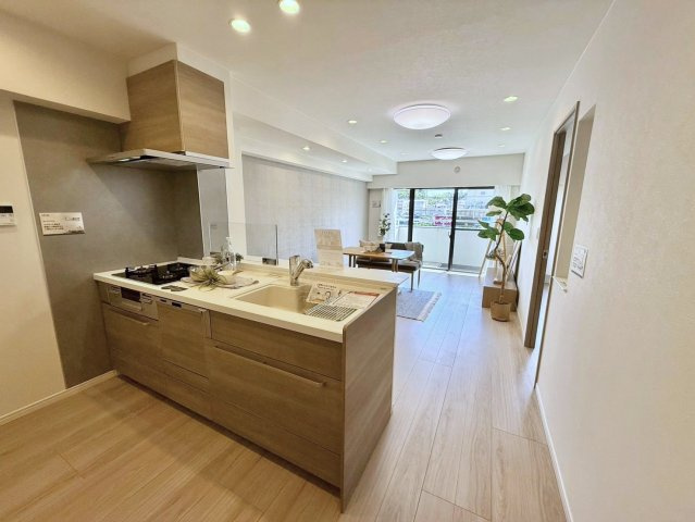 ローヤルシティ鴨居2番館のキッチン|白と木目調を基調にした落ち着きのあるリビング。お部屋のコーディネートも楽しめます！

現地ご見学希望・資料請求などお気軽にお問い合わせ下さい！
03-5990-5201