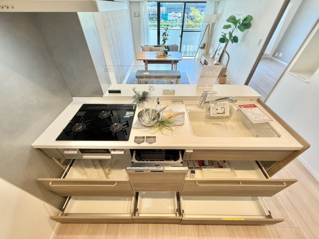 ローヤルシティ鴨居2番館のキッチン|収納力と機能性を持ち合わせたシステムキッチン。不純物を取り除き、安全なお水を作ってくれる浄水器付き！

現地ご見学希望・資料請求などお気軽にお問い合わせ下さい！
03-5990-5201