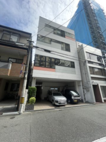 新聞印刷本社ビルの外観