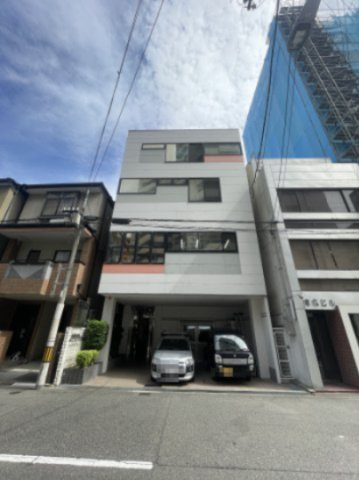 新聞印刷本社ビルの外観