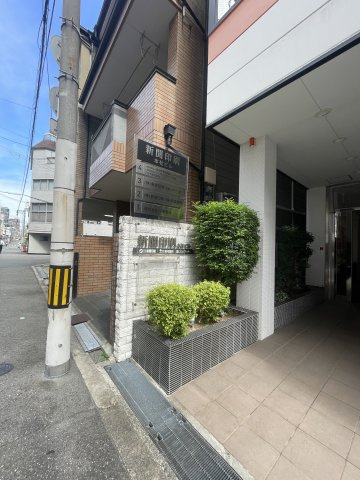 新聞印刷本社ビルのエントランス