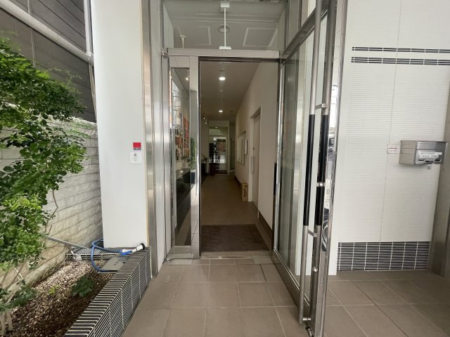 新聞印刷本社ビルのエントランス