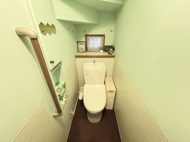 １階のトイレスペースです！ウォシュレット便座付♪ペーパーホルダーが壁面に収まっている為、スペースが全体的にスッキリしています！