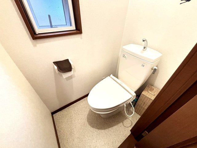 ２階にもトイレがあるので、就寝時・起床時に１階に降りずにトイレの利用が可能です♪